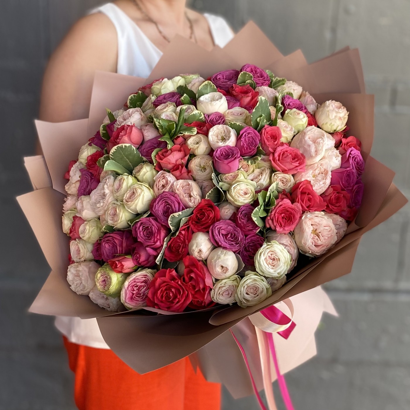 Букет из 51 кустовой пионовидной розы Цветочное настроение